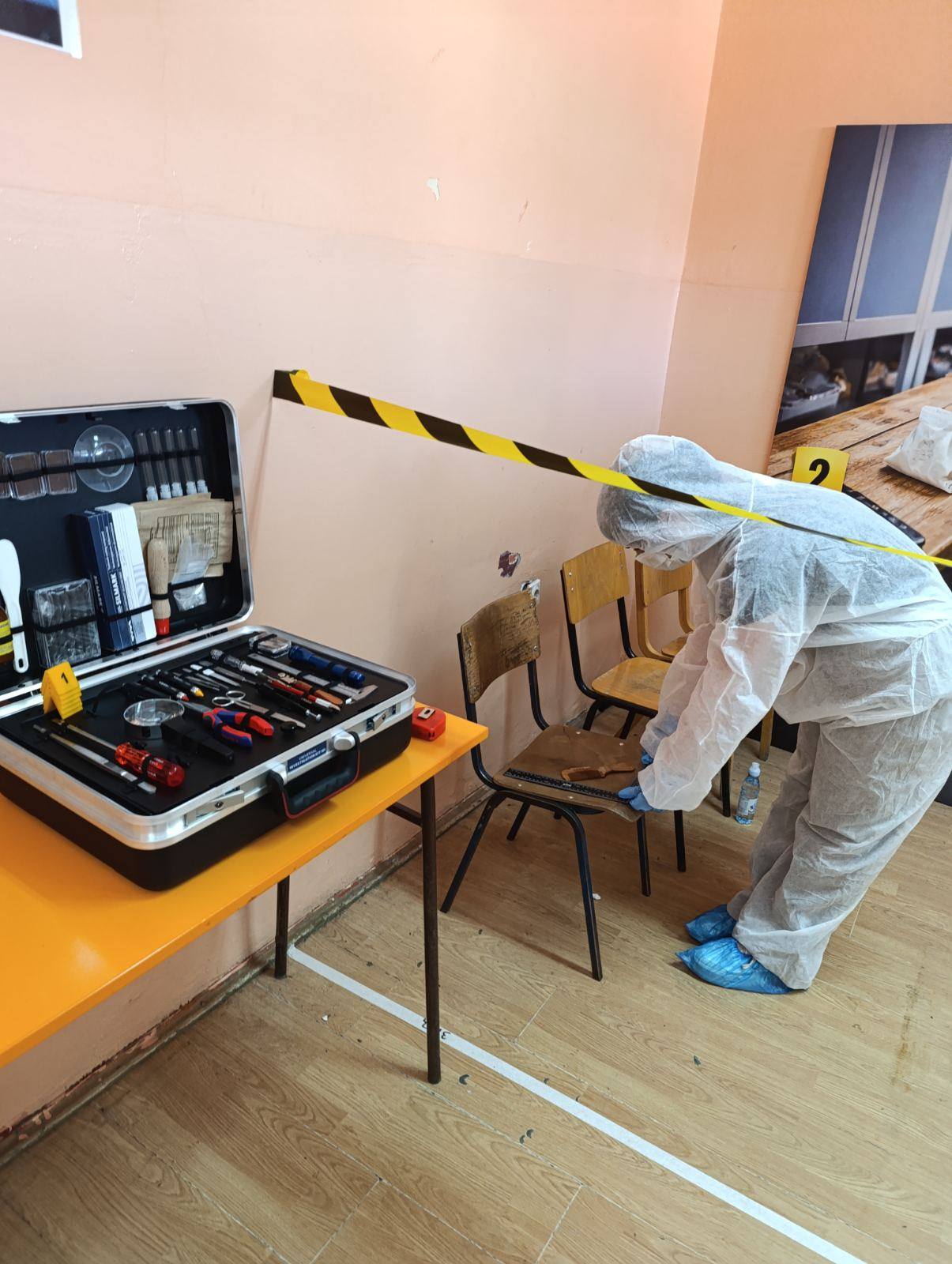 ДЕТЕКТИВИ У ЛАБОРАТОРИЈИ